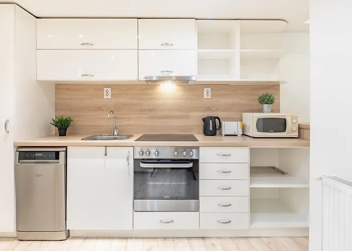 Central And Cute With 3 Rooms And Ac