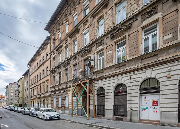 Central And Cute With 3 Rooms And Ac